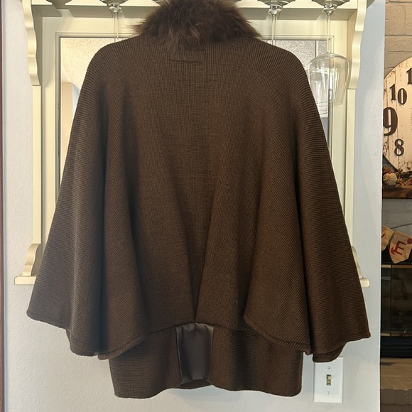 Luxe by Irina Poncho - Picture 5 of 8